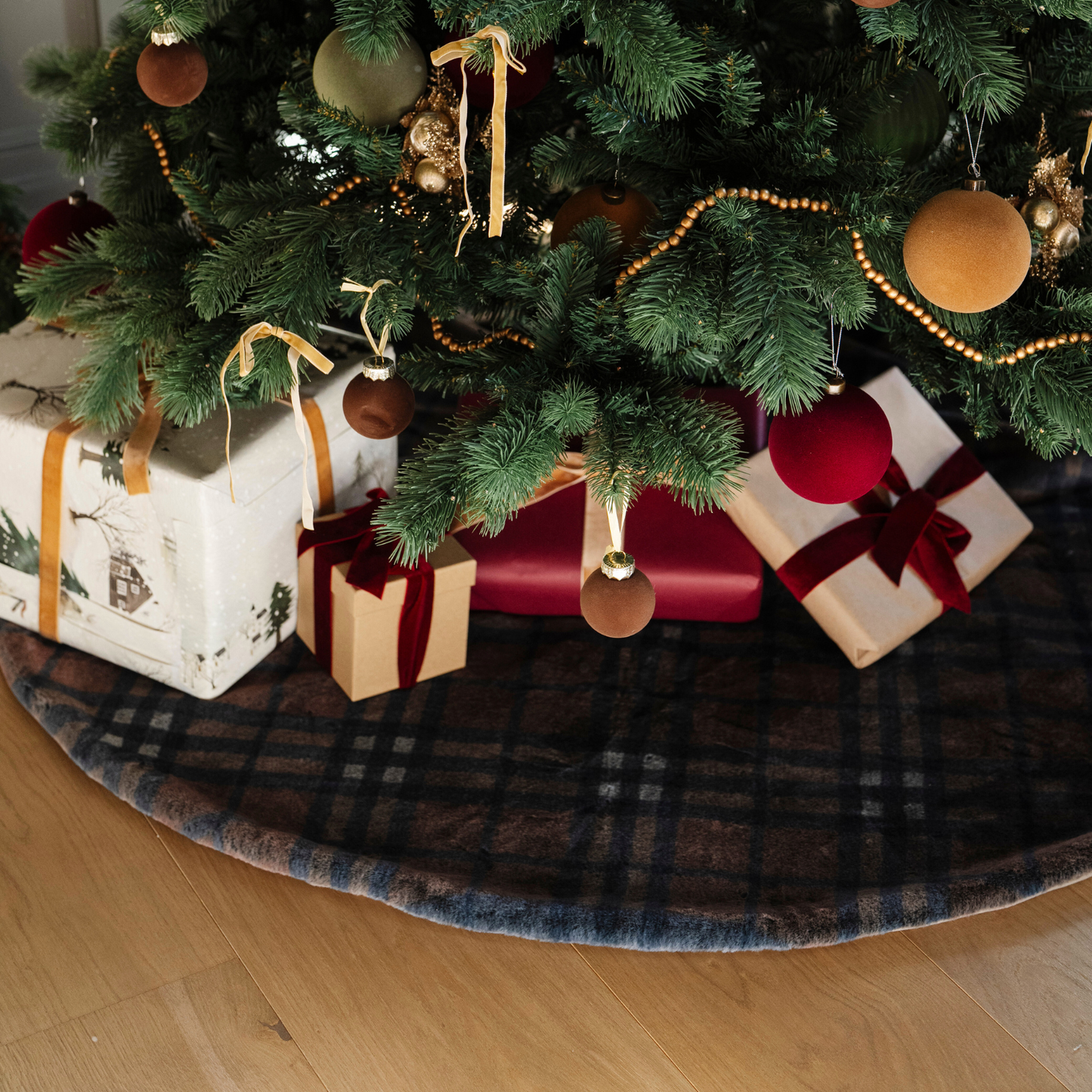 GRAND FAUX FUR TREE SKIRTS