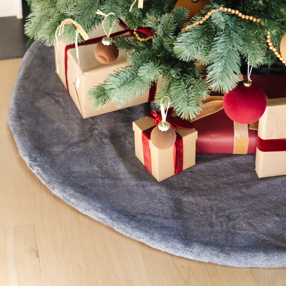 GRAND FAUX FUR TREE SKIRTS
