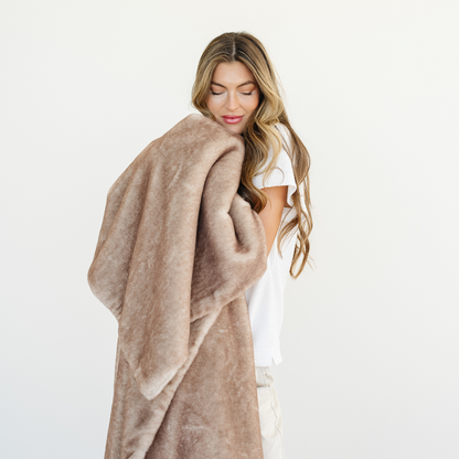 GRAND FAUX FUR THROW BLANKETS