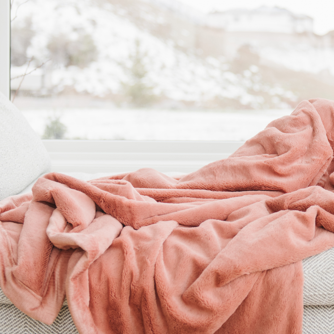 A Clay (peach) Lush XL Saranoni blanket, designed for oversized comfort and featuring a buttery soft, plush texture. This luxurious Saranoni blanket is perfect for cozy evenings, reading, or home decor. The Saranoni blanket adds warmth, style, and unmatched softness, making it an ideal gift or essential for ultimate relaxation.