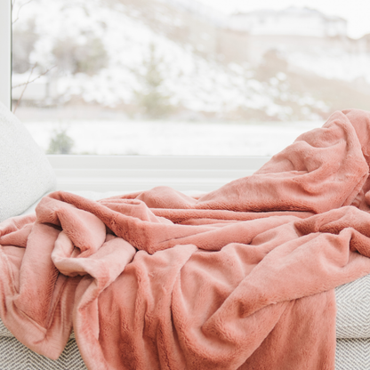 A Clay (peach) Lush XL Saranoni blanket, designed for oversized comfort and featuring a buttery soft, plush texture. This luxurious Saranoni blanket is perfect for cozy evenings, reading, or home decor. The Saranoni blanket adds warmth, style, and unmatched softness, making it an ideal gift or essential for ultimate relaxation.