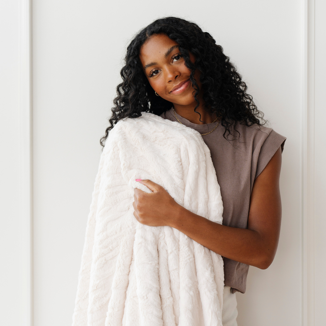 Saranoni Faux Fur Throw Blanket – Soft & Stylish Design