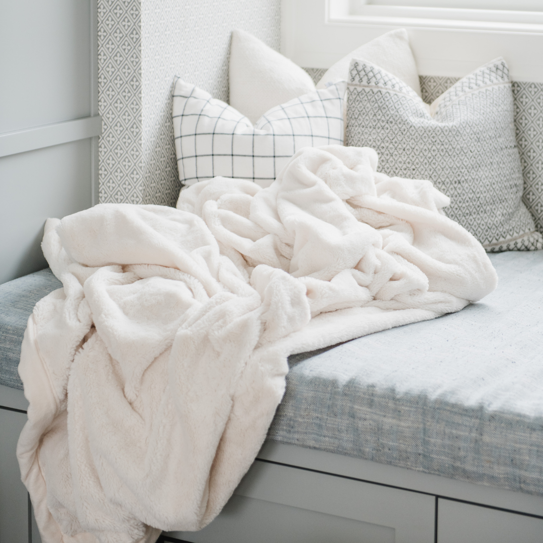 A Natural (cream) Lush XL Saranoni blanket, designed for oversized comfort and featuring a buttery soft, plush texture. This luxurious Saranoni blanket is perfect for cozy evenings, reading, or home decor. The Saranoni blanket adds warmth, style, and unmatched softness, making it an ideal gift or essential for ultimate relaxation.