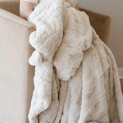 A Saranoni luxury blanket that is a light tan patterned faux fur blanket. This soft blanket is great for a cozy bedroom aesthetic look and is a throw blanket. Enjoy this cozy blanket for years to come. 