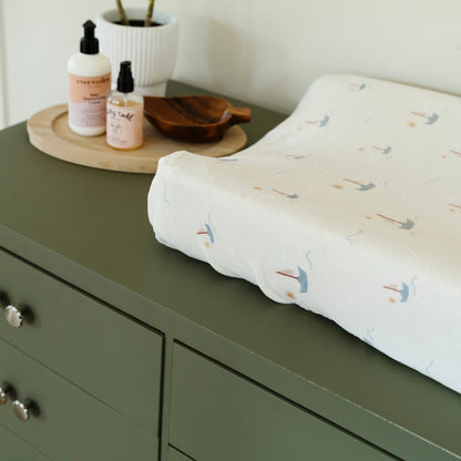 Ultra-soft Saranoni Minky Stretch Luxe changing cover in a sail boat pattern, crafted from 94% polyester and 6% spandex for extra stretch and durability. Perfect for any baby nursery, this breathable, stretchy changing pad cover ensures a snug fit while adding a touch of style. Ideal for parents seeking high-quality baby essentials that are soft, luxurious, and easy to care for – wash cold, no softeners, hang or lay flat to dry.