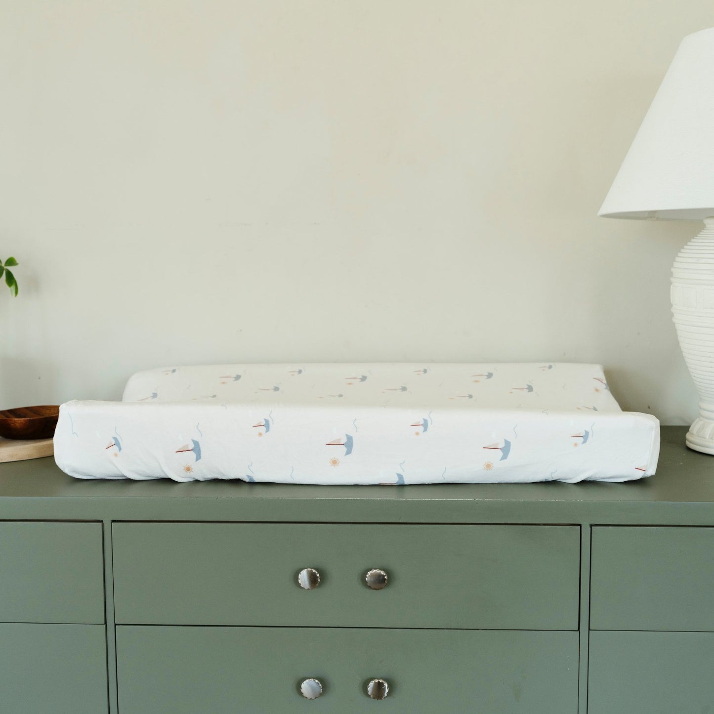 Ultra-soft Saranoni Minky Stretch Luxe changing cover in a sail boat pattern, crafted from 94% polyester and 6% spandex for extra stretch and durability. Perfect for any baby nursery, this breathable, stretchy changing pad cover ensures a snug fit while adding a touch of style. Ideal for parents seeking high-quality baby essentials that are soft, luxurious, and easy to care for – wash cold, no softeners, hang or lay flat to dry.