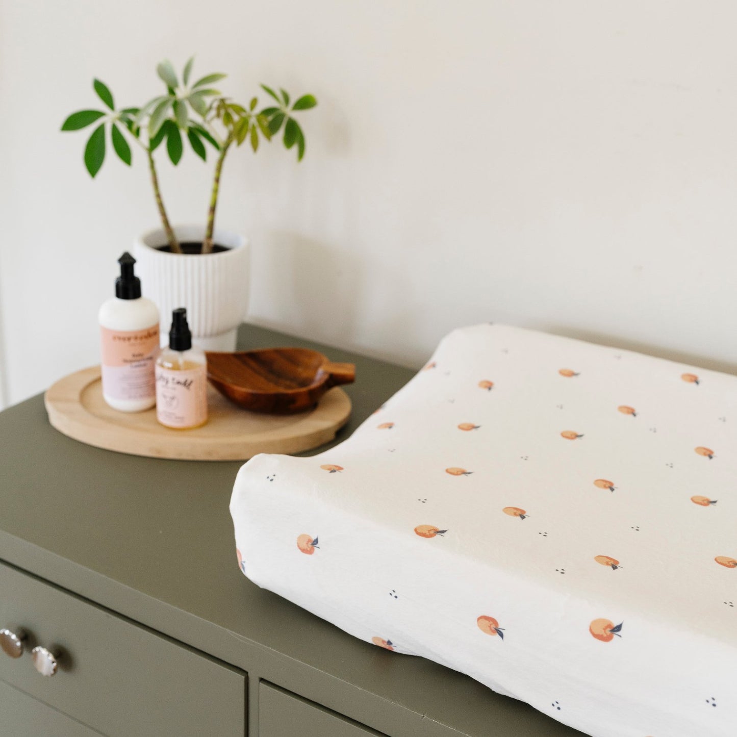 Ultra-soft Saranoni Minky Stretch Luxe changing cover in a apple pattern, crafted from 94% polyester and 6% spandex for extra stretch and durability. Perfect for any baby nursery, this breathable, stretchy changing pad cover ensures a snug fit while adding a touch of style. Ideal for parents seeking high-quality baby essentials that are soft, luxurious, and easy to care for – wash cold, no softeners, hang or lay flat to dry.