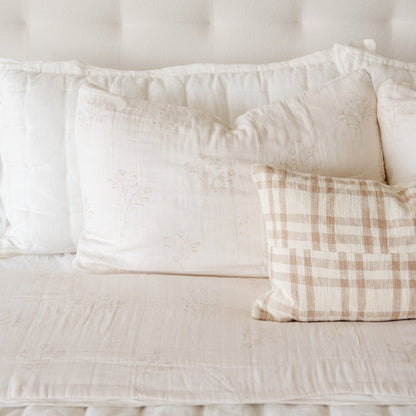 Gentle and breathable kids' bamboo rayon muslin quilt, featuring an adorable pattern that brings joy to any room.