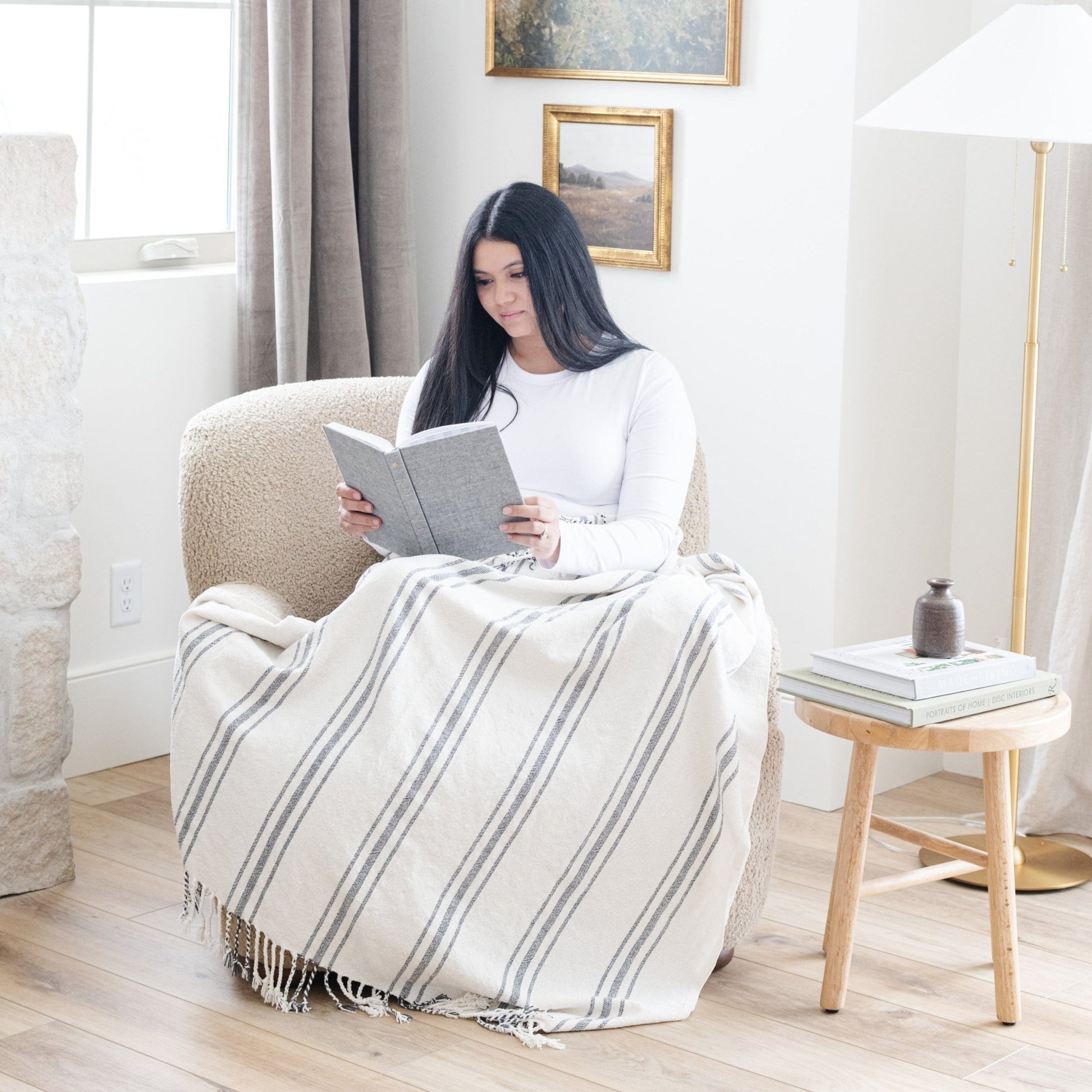 Reading time made cozy with a luxurious chenille fringe blanket - Saranoni