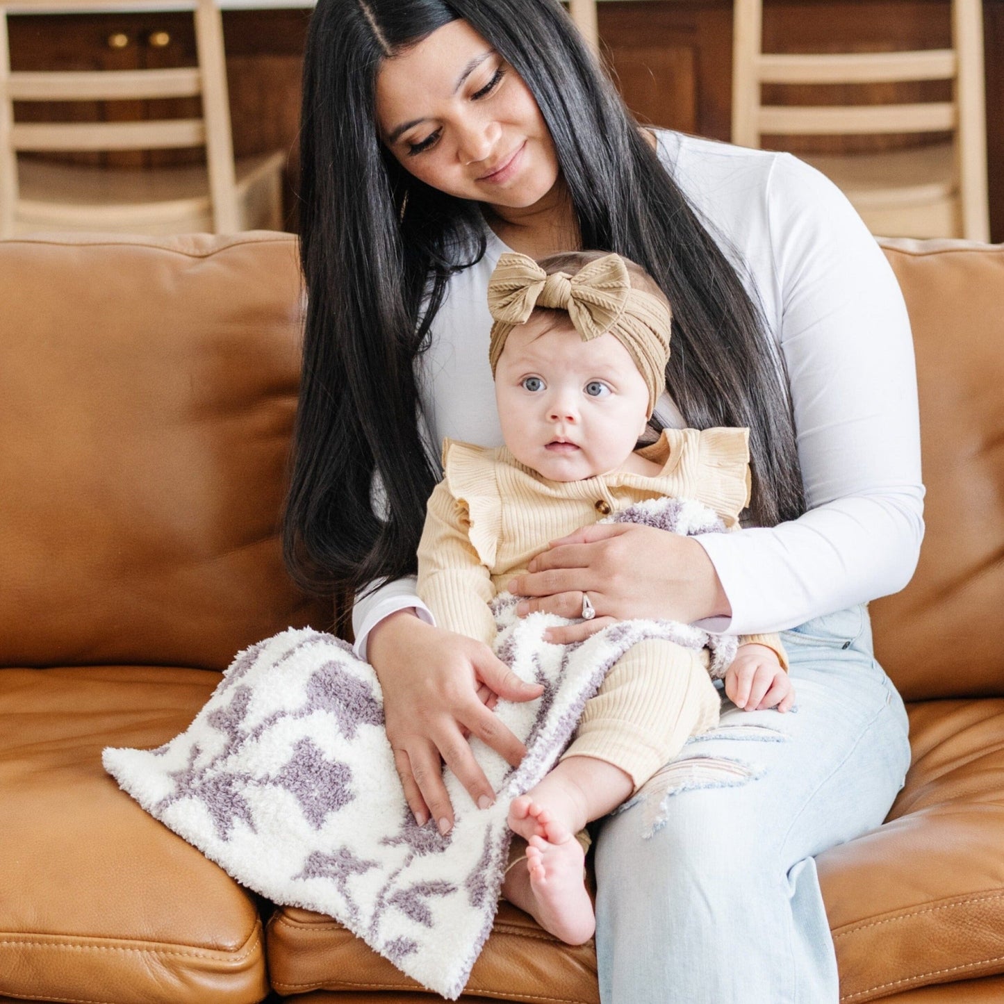Mom and little girl snuggling in comfy and cozy Pansy DOUBLE-LAYER BAMBONI MINI BLANKETS - Saranoni