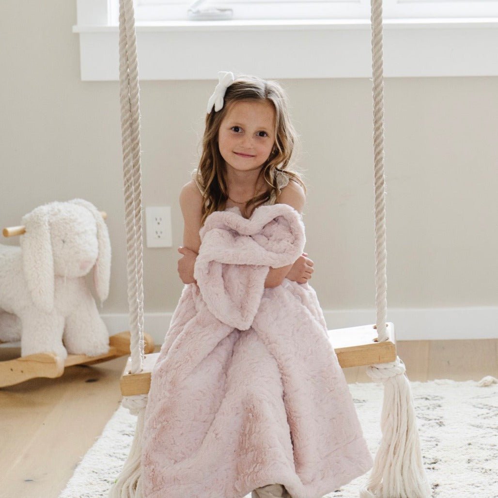 Girl holding her favorite DREAM TODDLER BLANKETS - Saranoni
