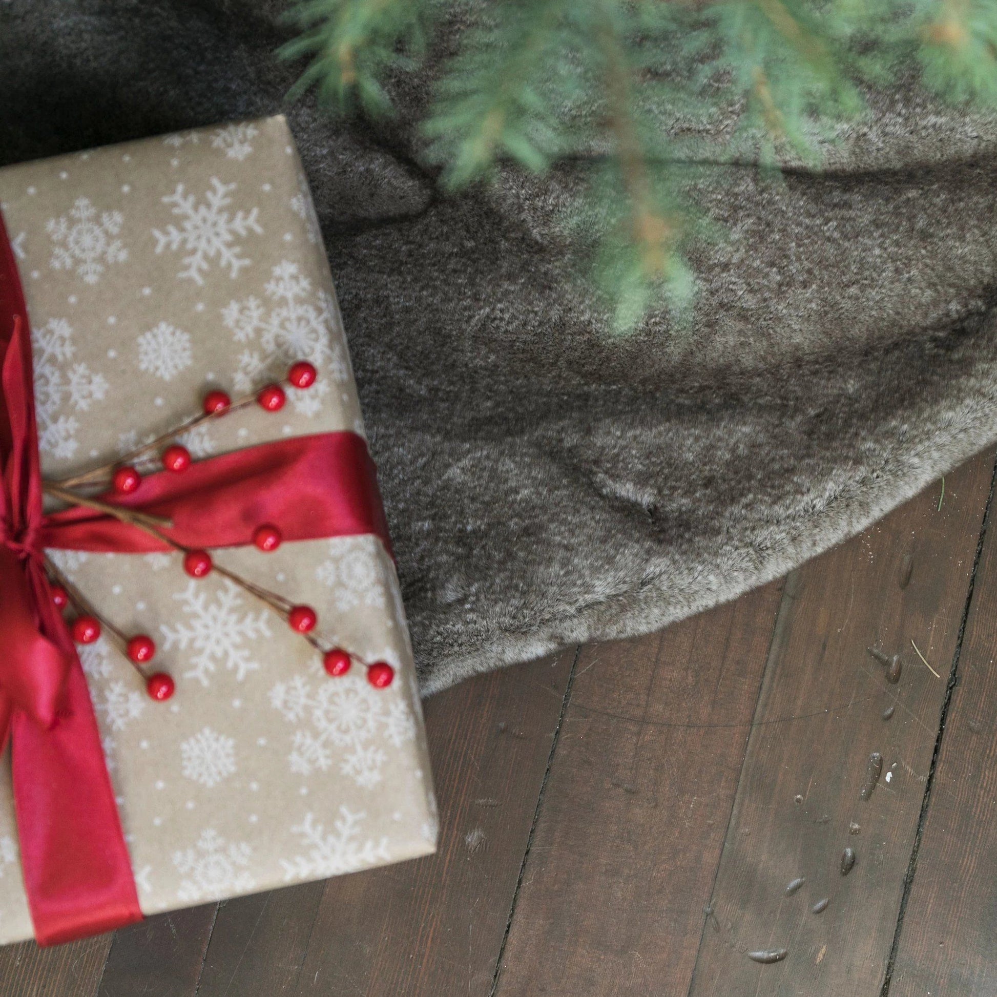 GRAND FAUX FUR TREE SKIRTS - Saranoni